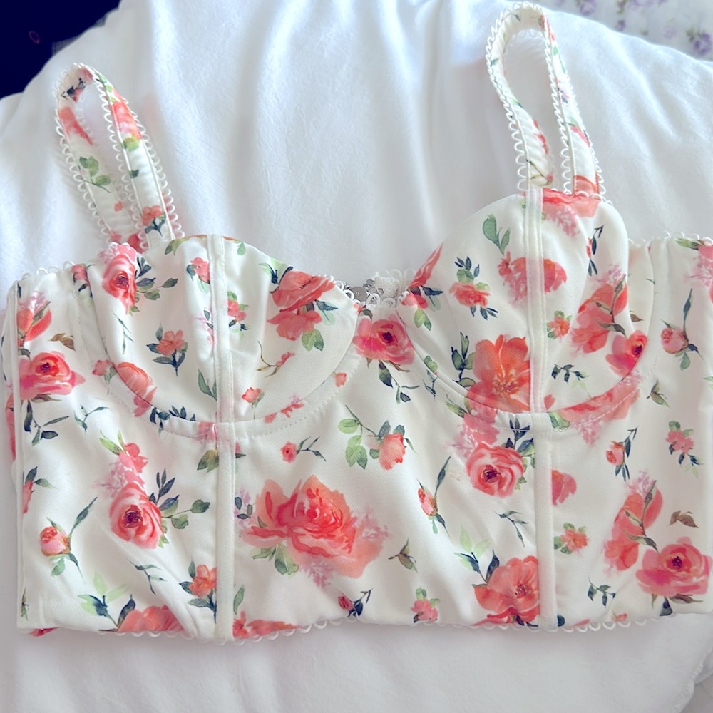White Fox Floral Top - Picture 2 of 5